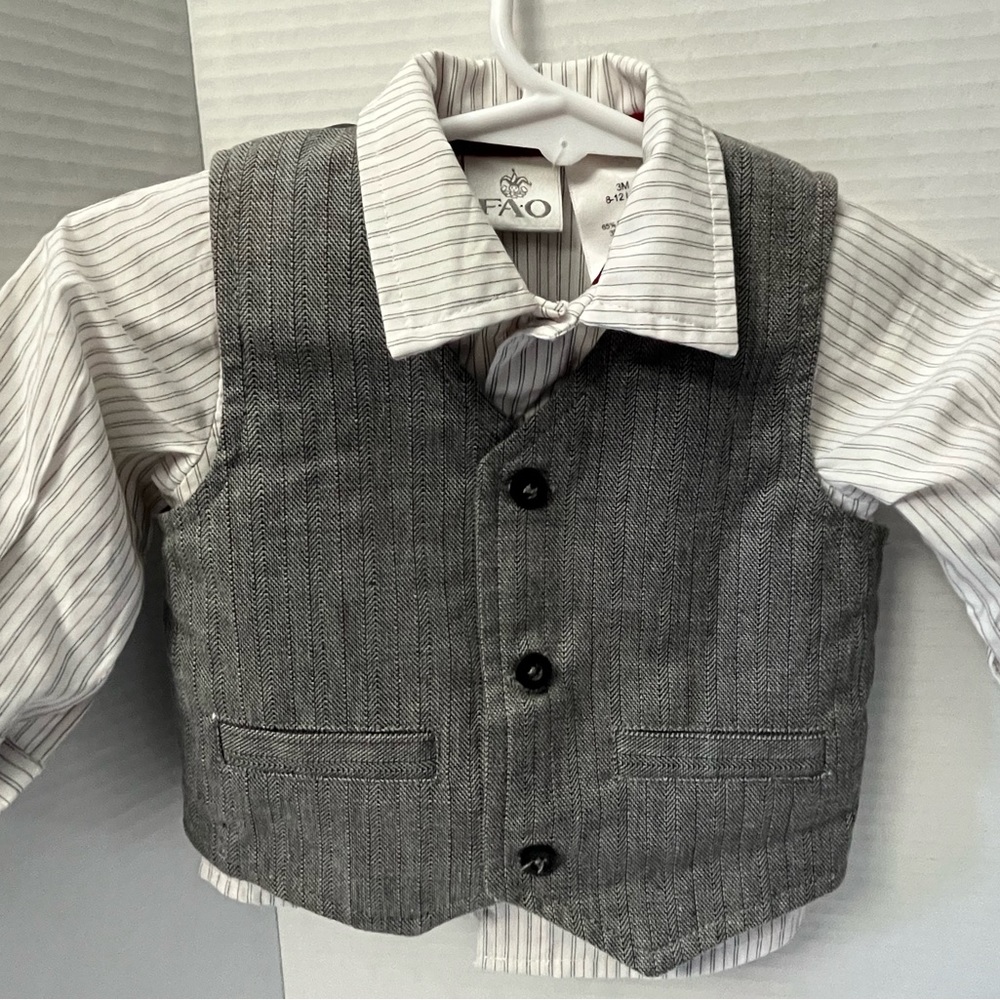 FAO Schwarz 3 piece infant suit. Size 3M excellent condition